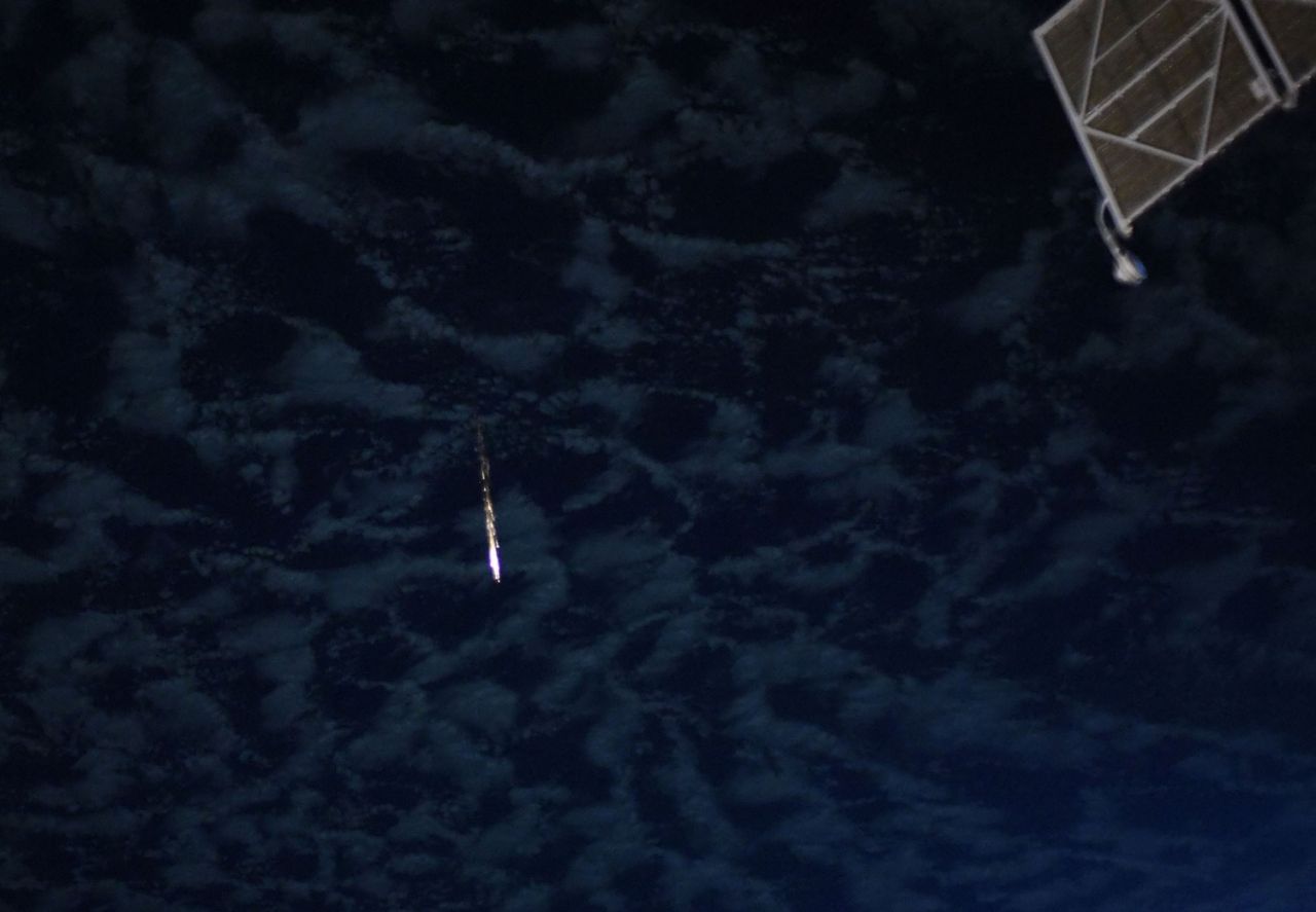 אחרי 20 שנות שימוש אחד מהחלקים הישנים ששימשו את תחנת החלל נשלח לעבר, כדור הארץ ונשרף בכניסה לאטמוספירה (צילום: נאס"א)